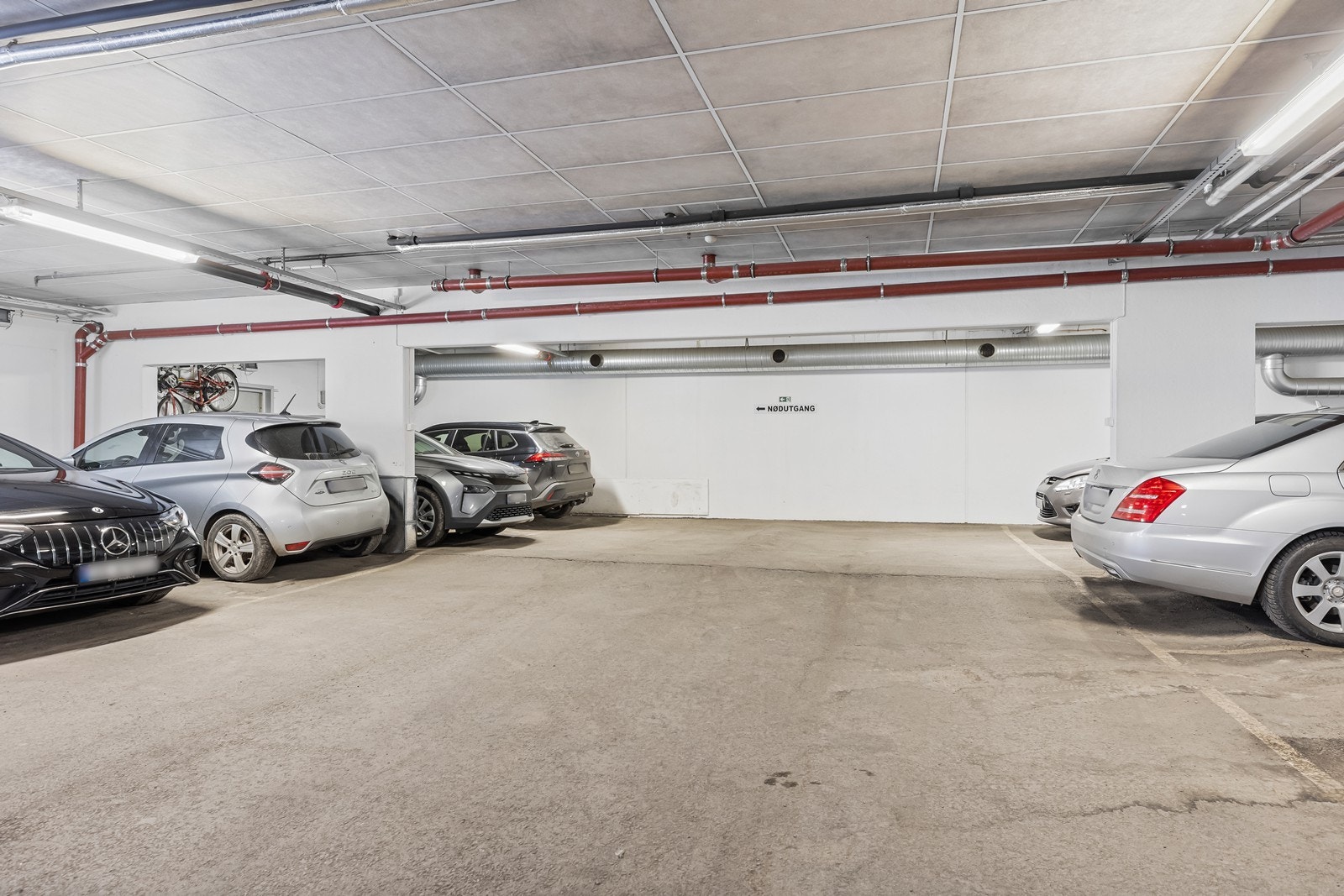 Biloppstillingsplass i borettslagets garasjeanlegg. Galleribilde