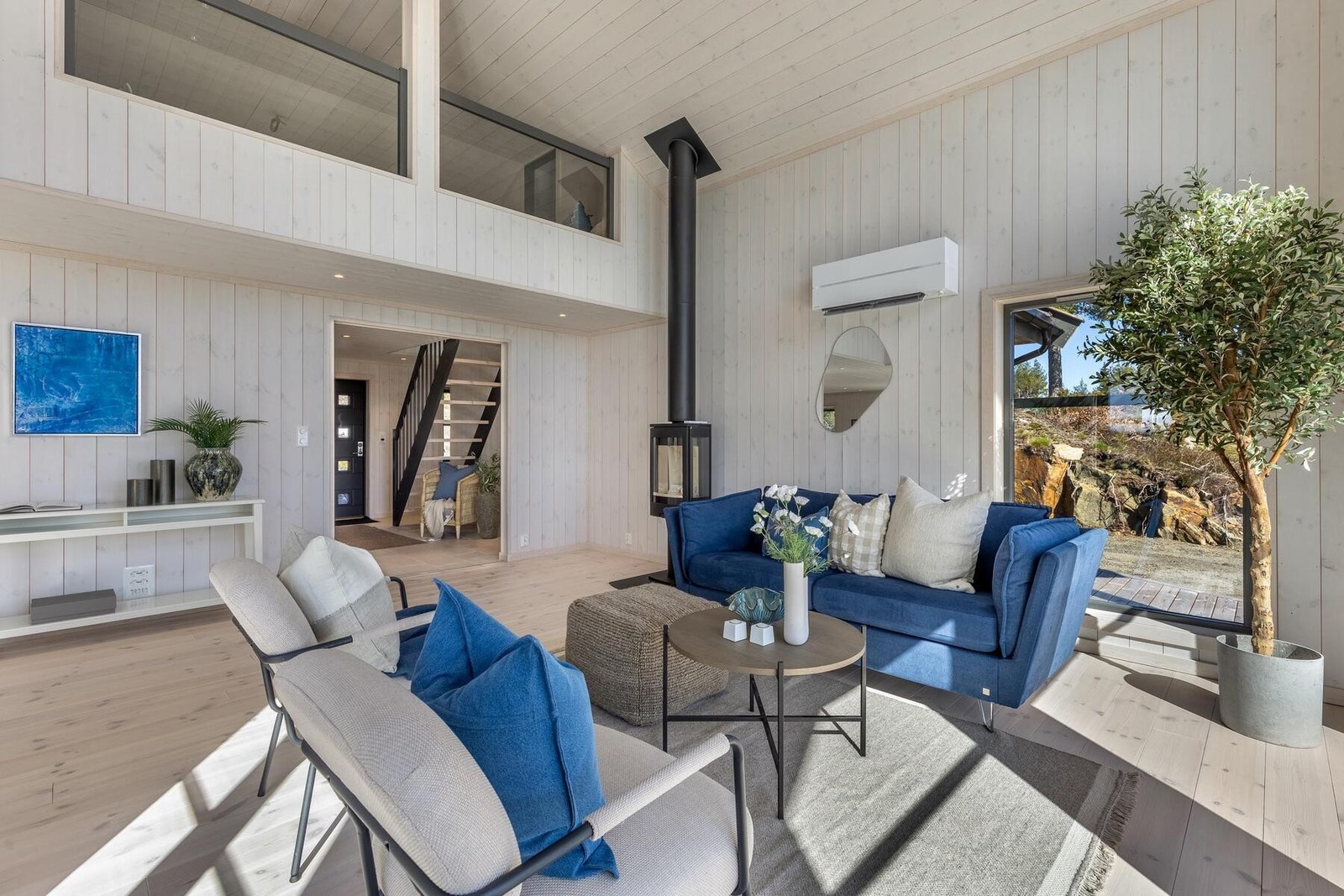 Foto fra stue hvor man ser mot hemsdelen i en tilsvarende hytte, Polar 110 i et annet hyttefelt. Galleribilde