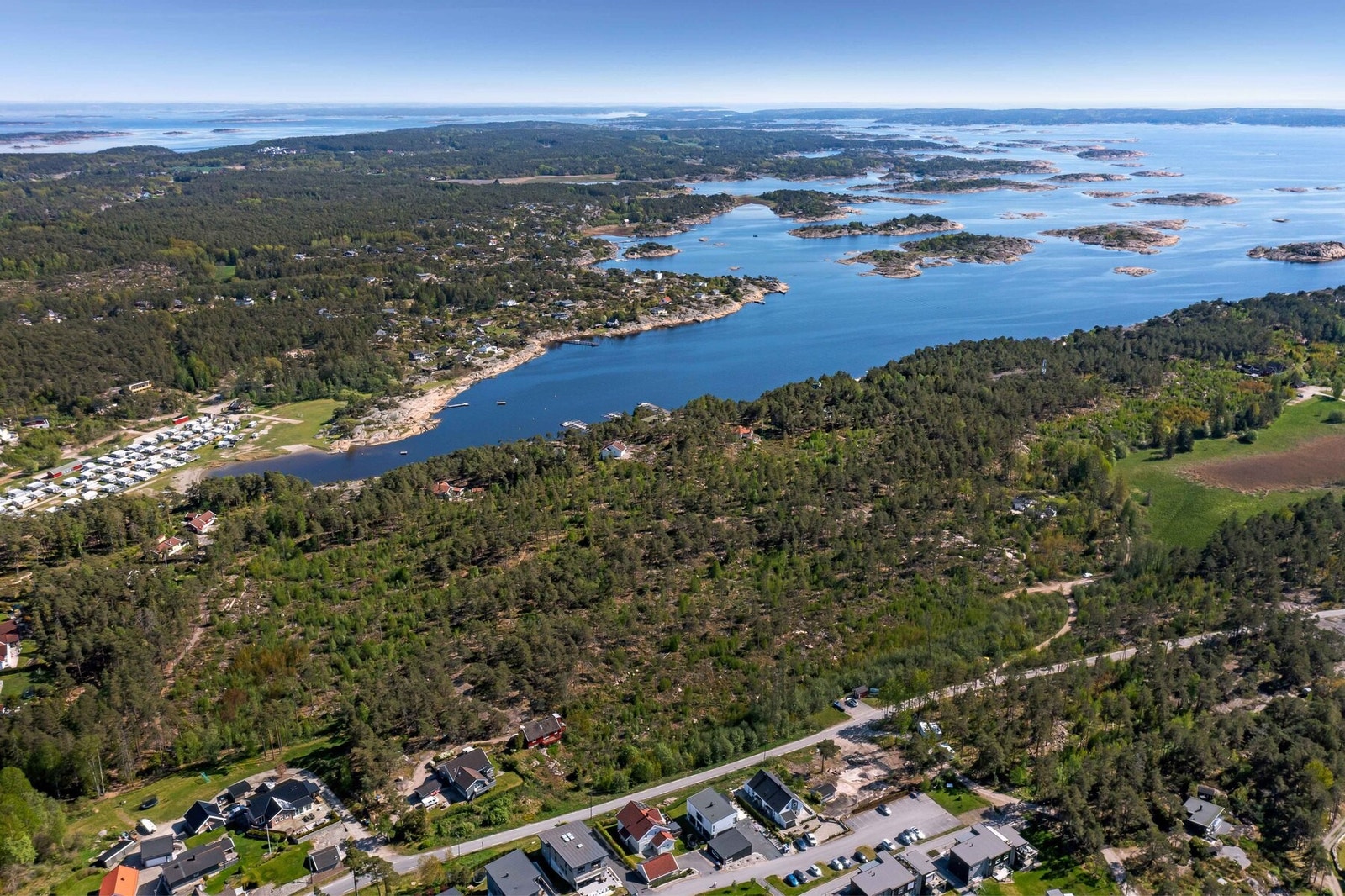 Dronefoto over tomteområdet Galleribilde