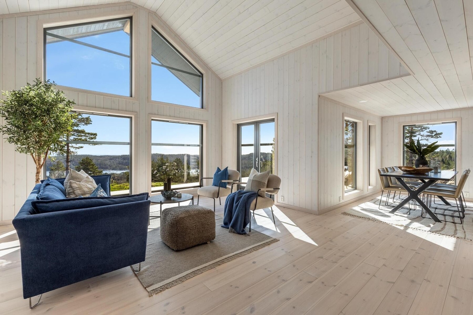 Foto fra stue i en tilsvarende hytte, Polar 110. Foto fra Polar 110 i et annet hyttefelt. Galleribilde