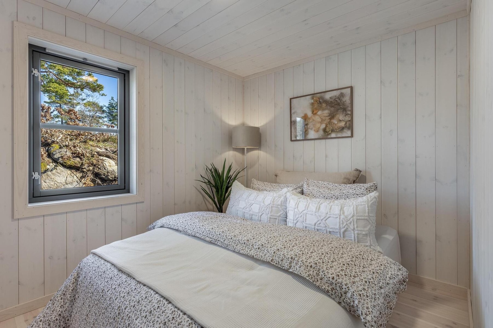 Hytta har 2 gode soverom på hovedplan, pluss hemsrom.
Foto fra soverom i en tilsvarende hytte,Polar 110 i et annet hyttefelt. Galleribilde