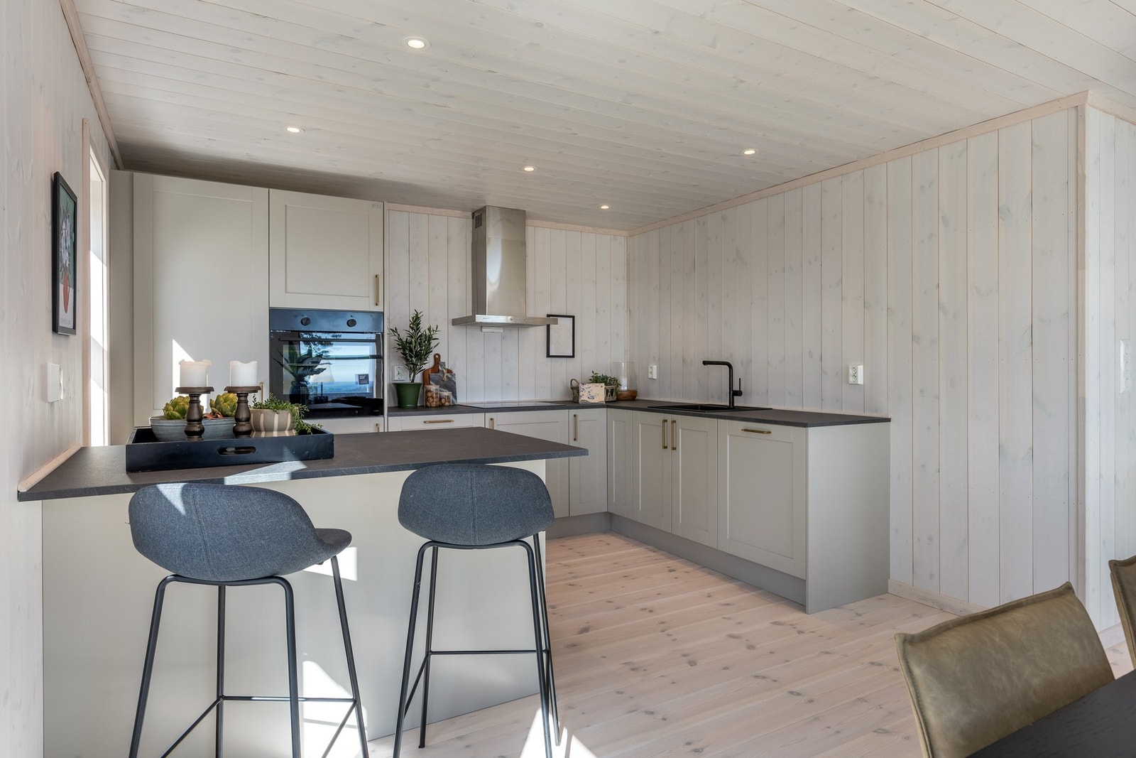 Kjøkken fra Norema medfølger i leveransen. Foto fra en Polar 110 i et annet hyttefelt. Galleribilde