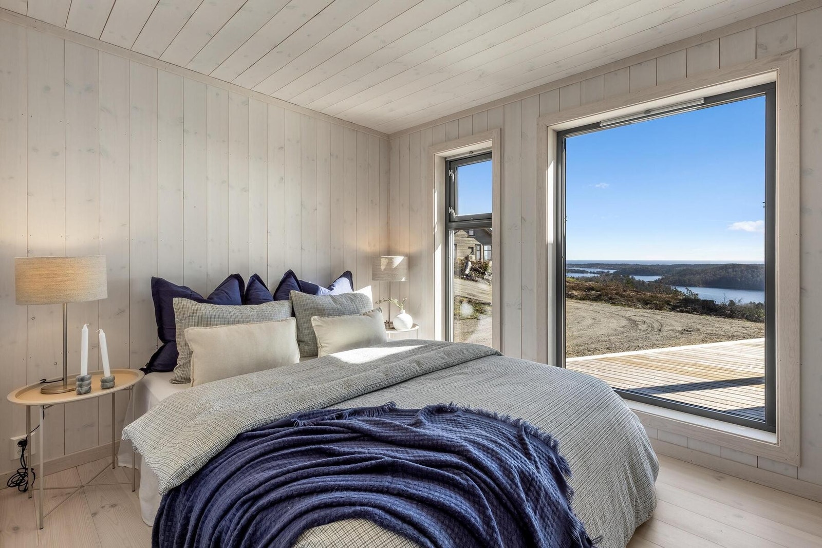 Hytta har 2 gode soverom på hovedplan, pluss hemsrom.
Foto fra soverom i en tilsvarende hytte, Polar 110 i et annet hyttefelt. Galleribilde