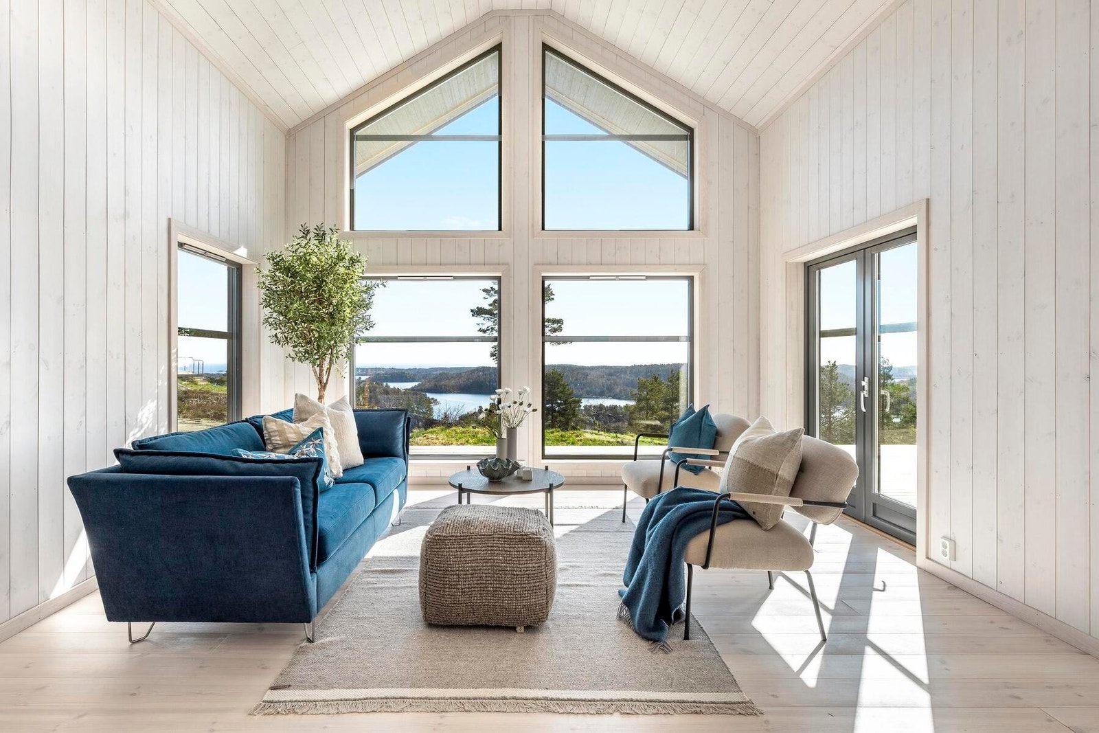 Polarhyttene har fremskutt front og fantastiske vindusløsninger. Foto fra Polar 110 i et annet hyttefelt. Galleribilde