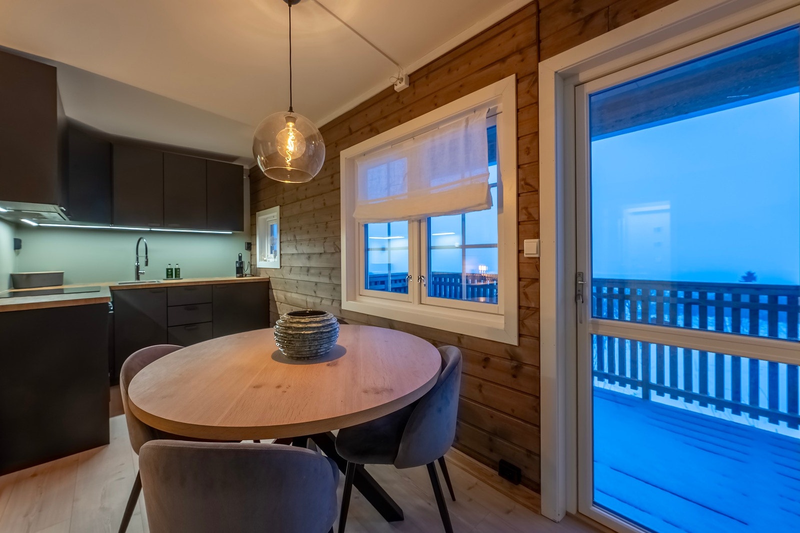 Lys spisesone med naturlig lysinnslipp fra flere vinduer. Galleribilde