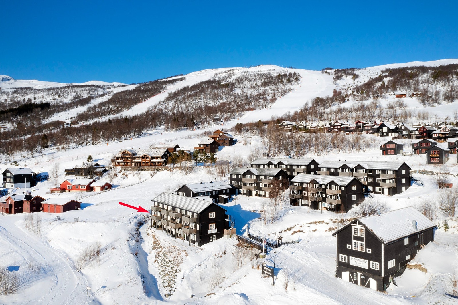 Leiligheten ligger ca. 4 km fra Oppdal sentrum hvor du finner alt av servicefasiliteter. Galleribilde
