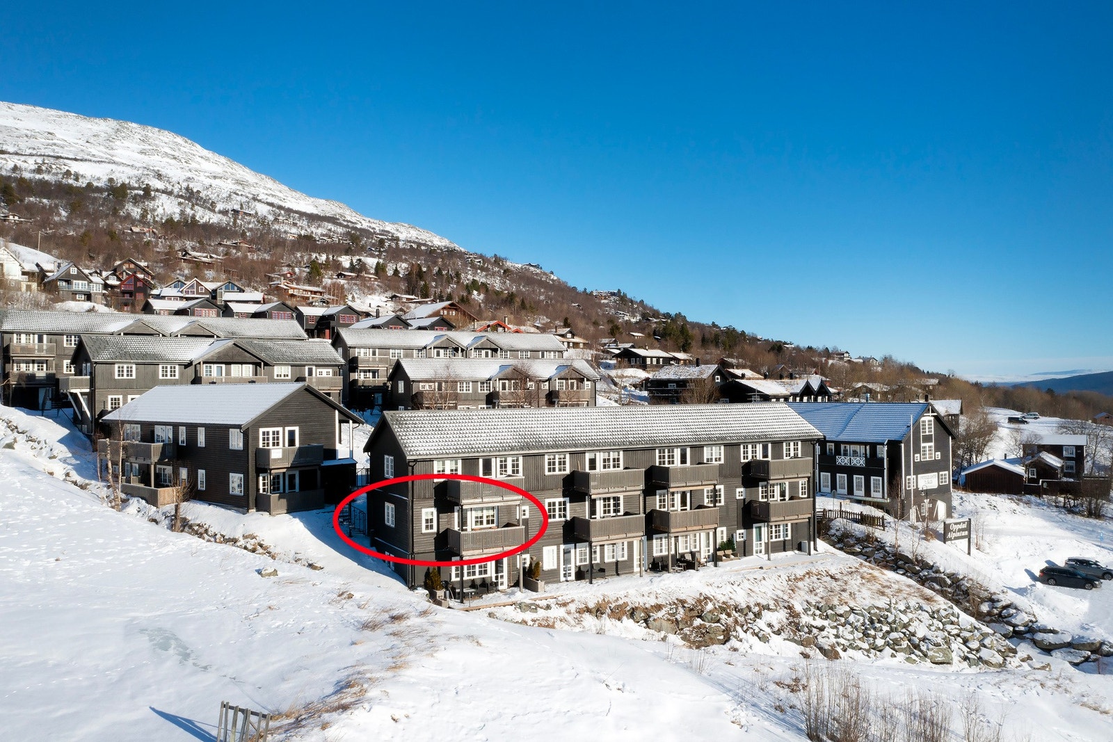 Parkering på felles oppstillingsplasser hvor det er 1 plass til hver seksjon. Galleribilde