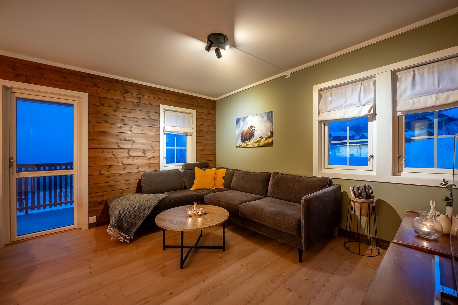 Lys og luftig stuedel med plass til større sofagruppe. Galleribilde