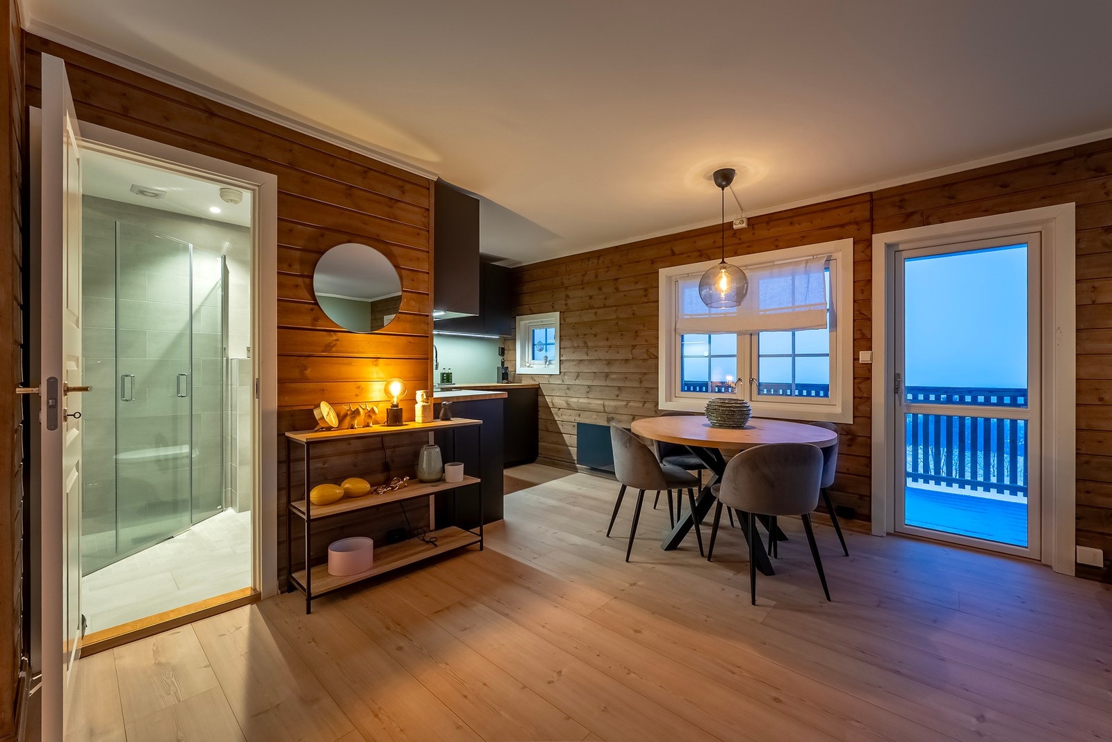 Praktisk planløsning med adkomst til bad fra oppholdsrommet. Galleribilde