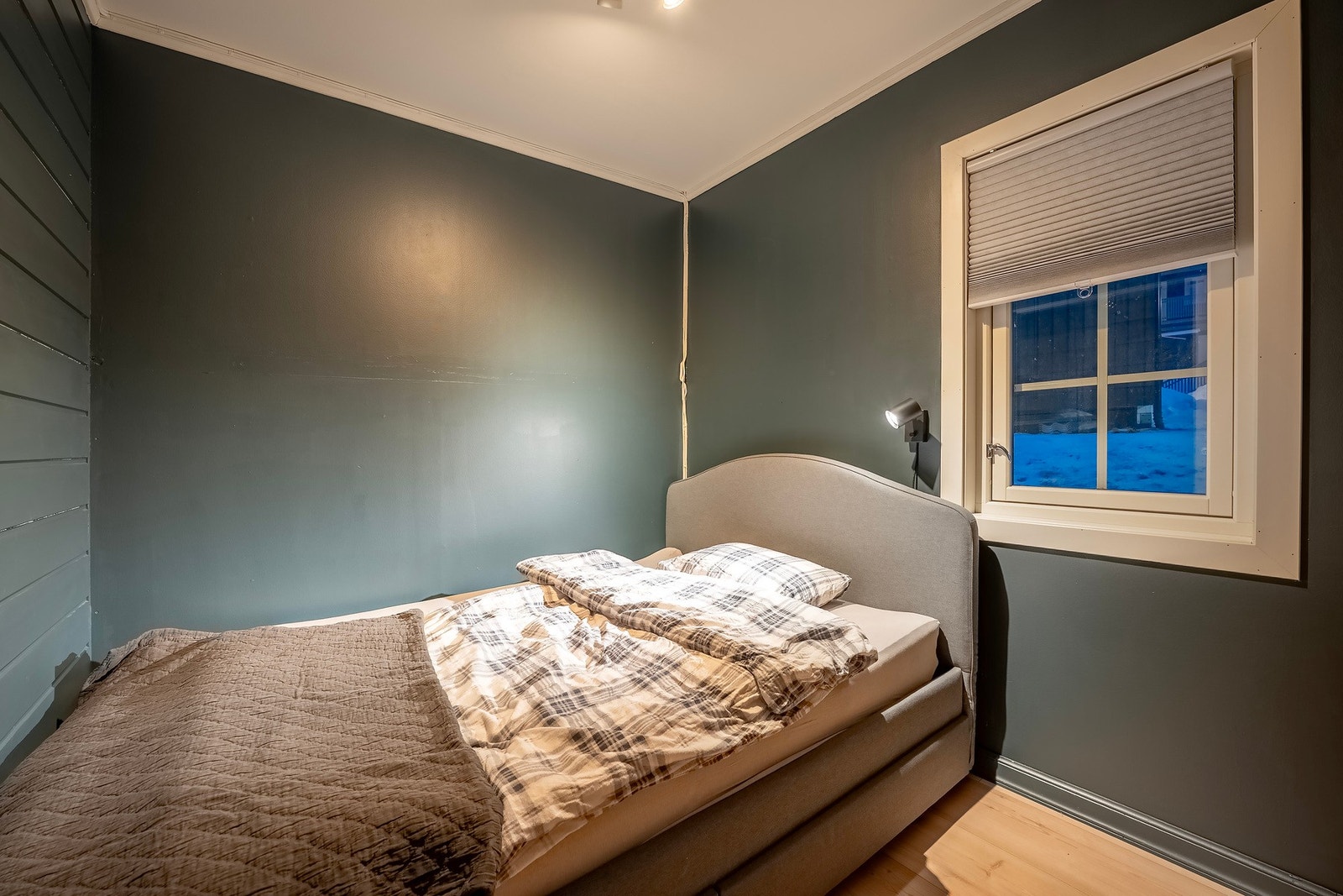 Romslig soverom med plass til dobbeltseng. Galleribilde