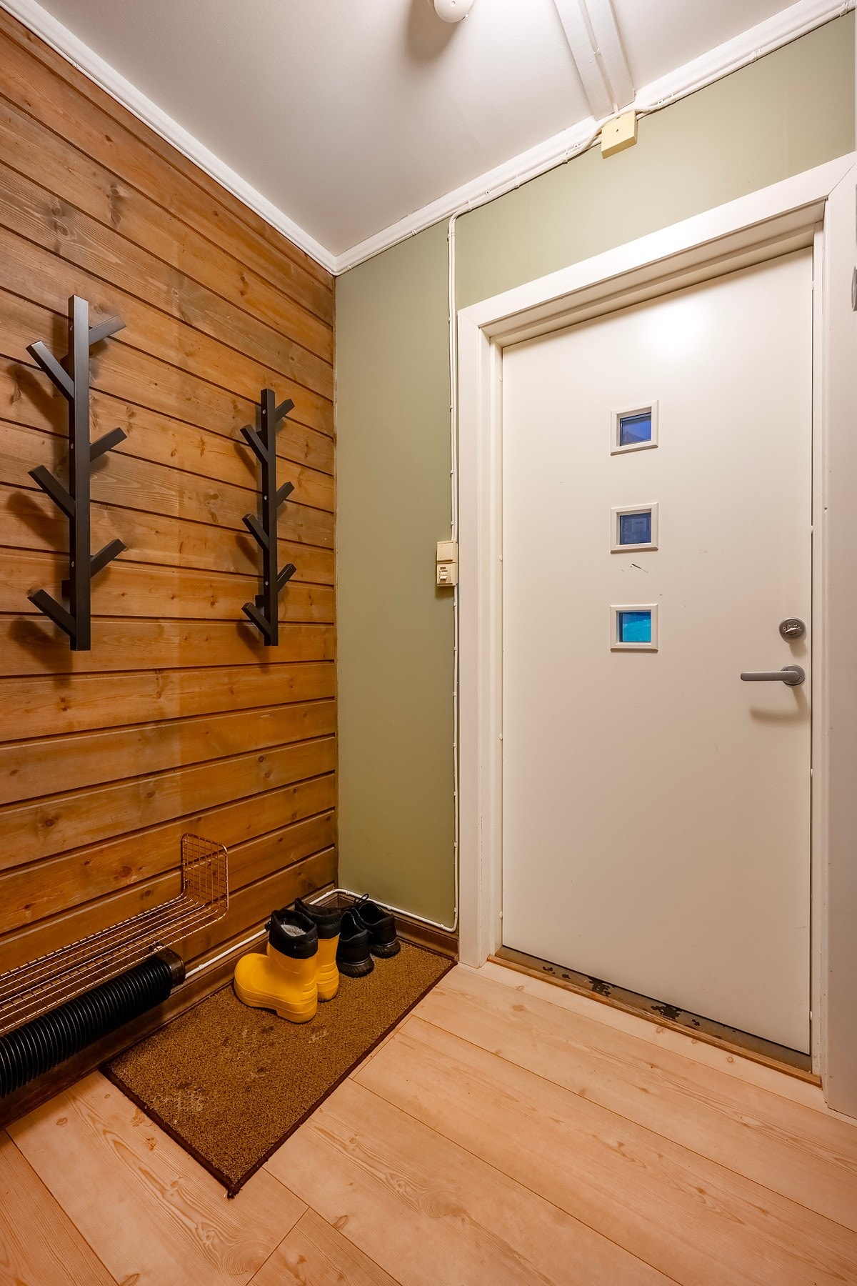 Entré med plass til oppbevaring av yttertøy og sko. Galleribilde