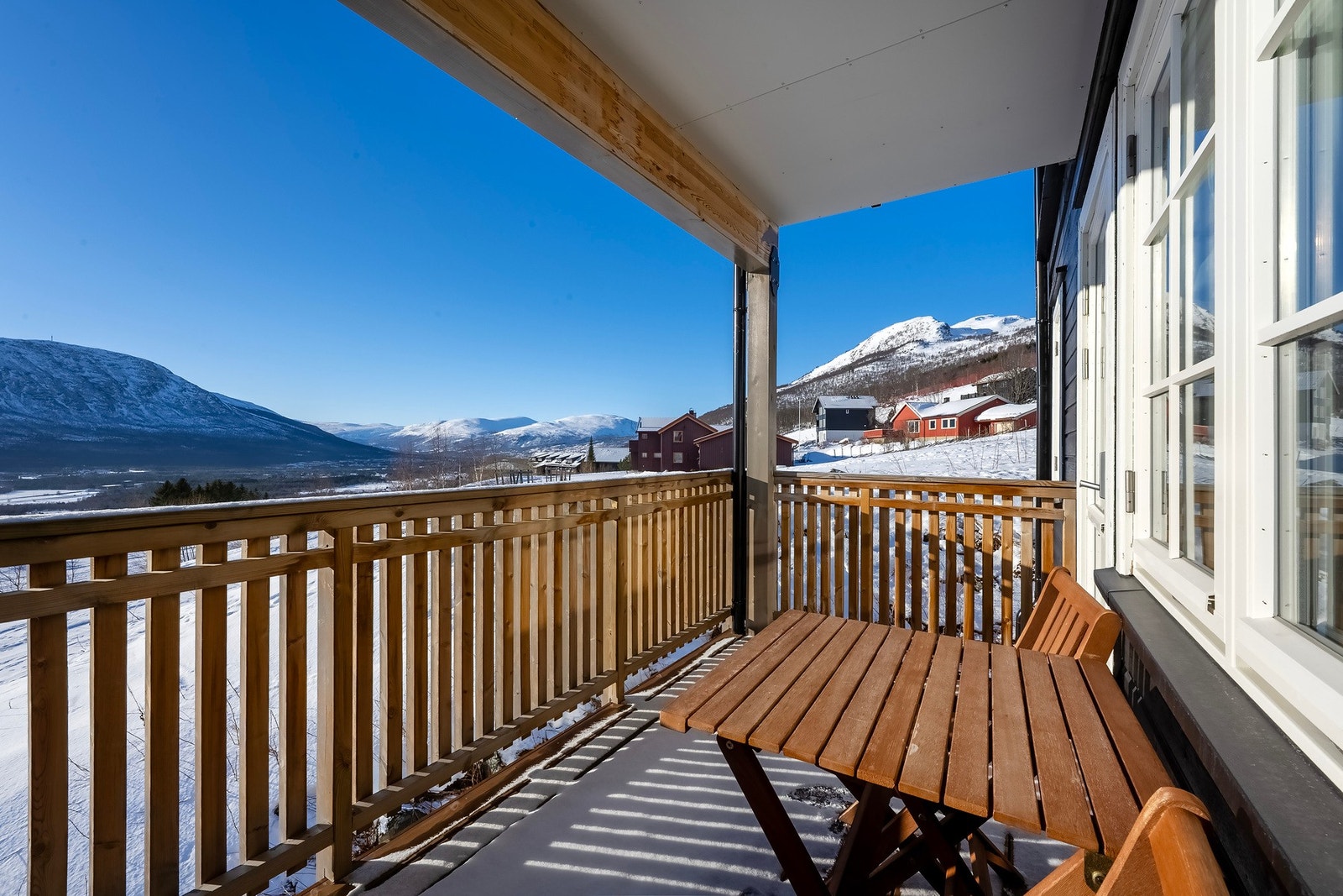 Trivelig veranda med utsyn over nærområdet. Galleribilde