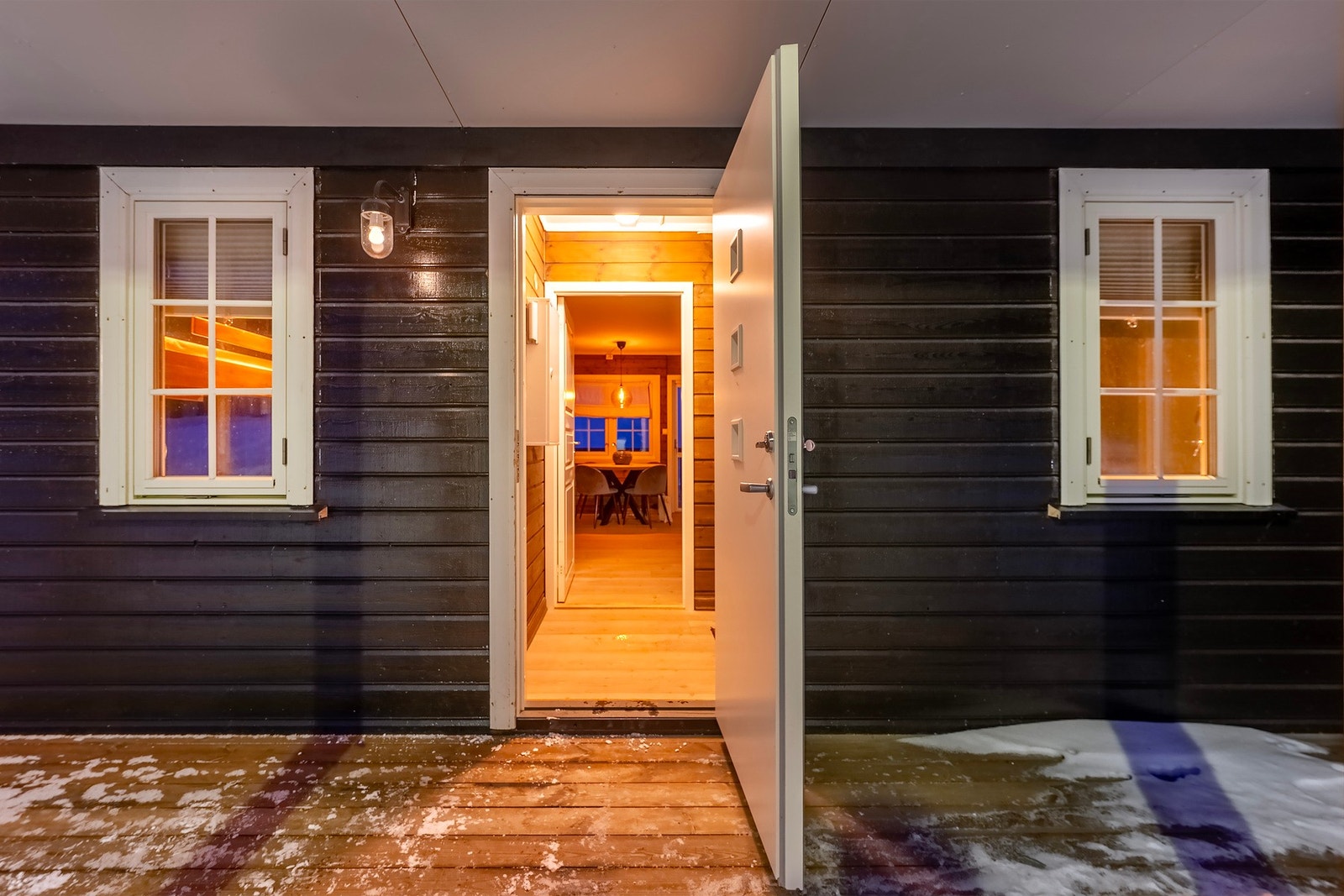 Overbygd inngangsparti med adkomst til leiligheten. Galleribilde