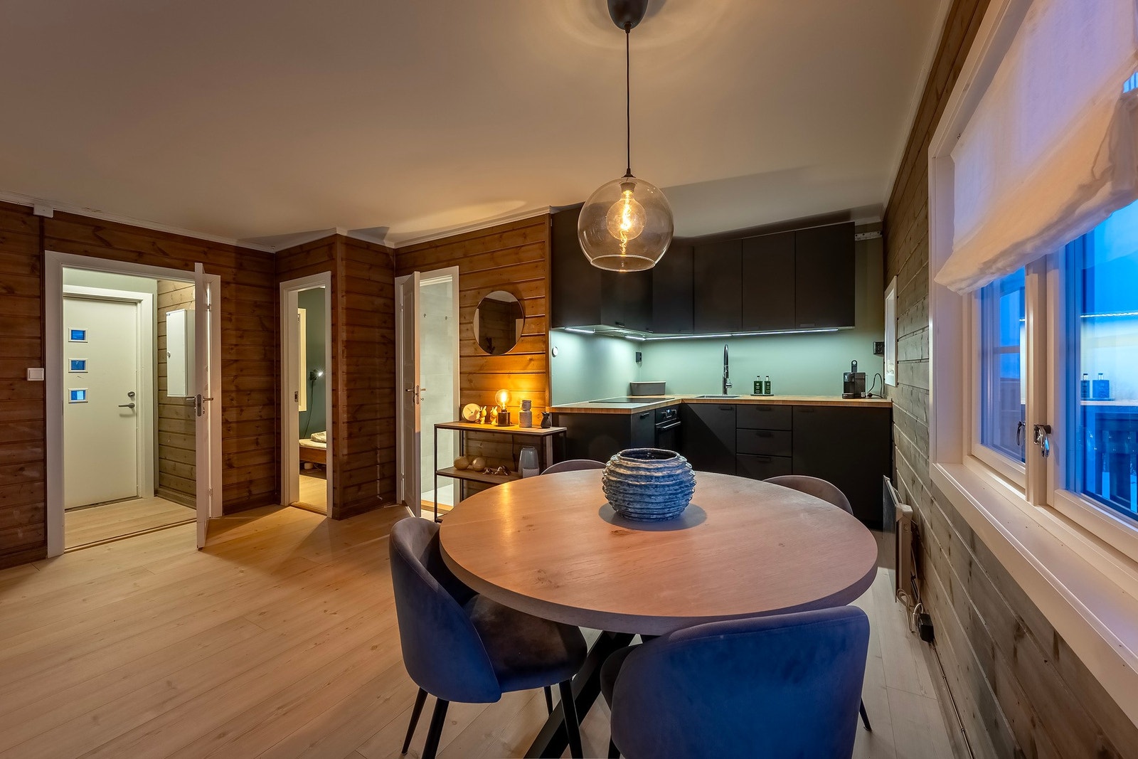 Romslig plass til spisebord. Galleribilde