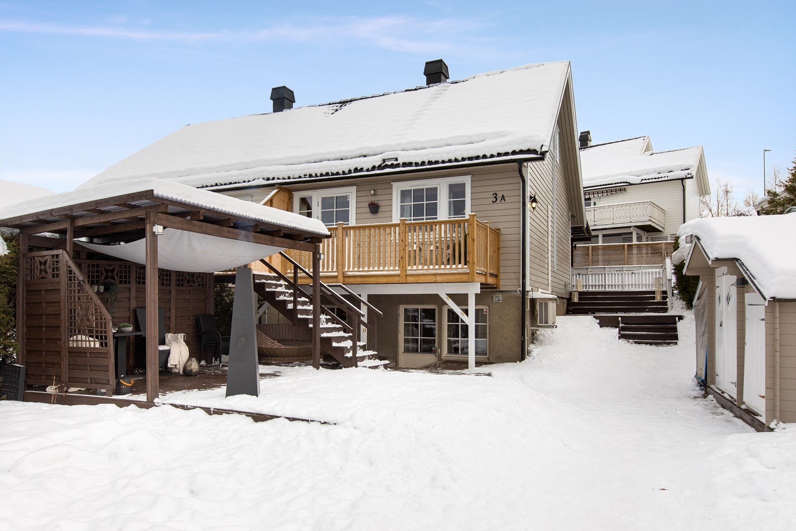 Boligens kledning ble overflatebehandlet i 2024, noe som gir et velholdt inntrykk. Galleribilde