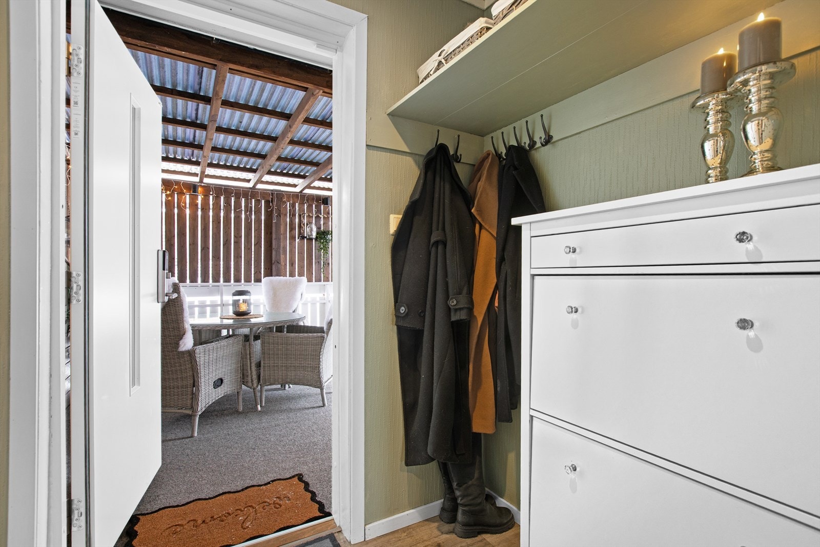 Inngangspartiet har en overbygget, østvendt terrasse som skaper en lun velkomst. Galleribilde