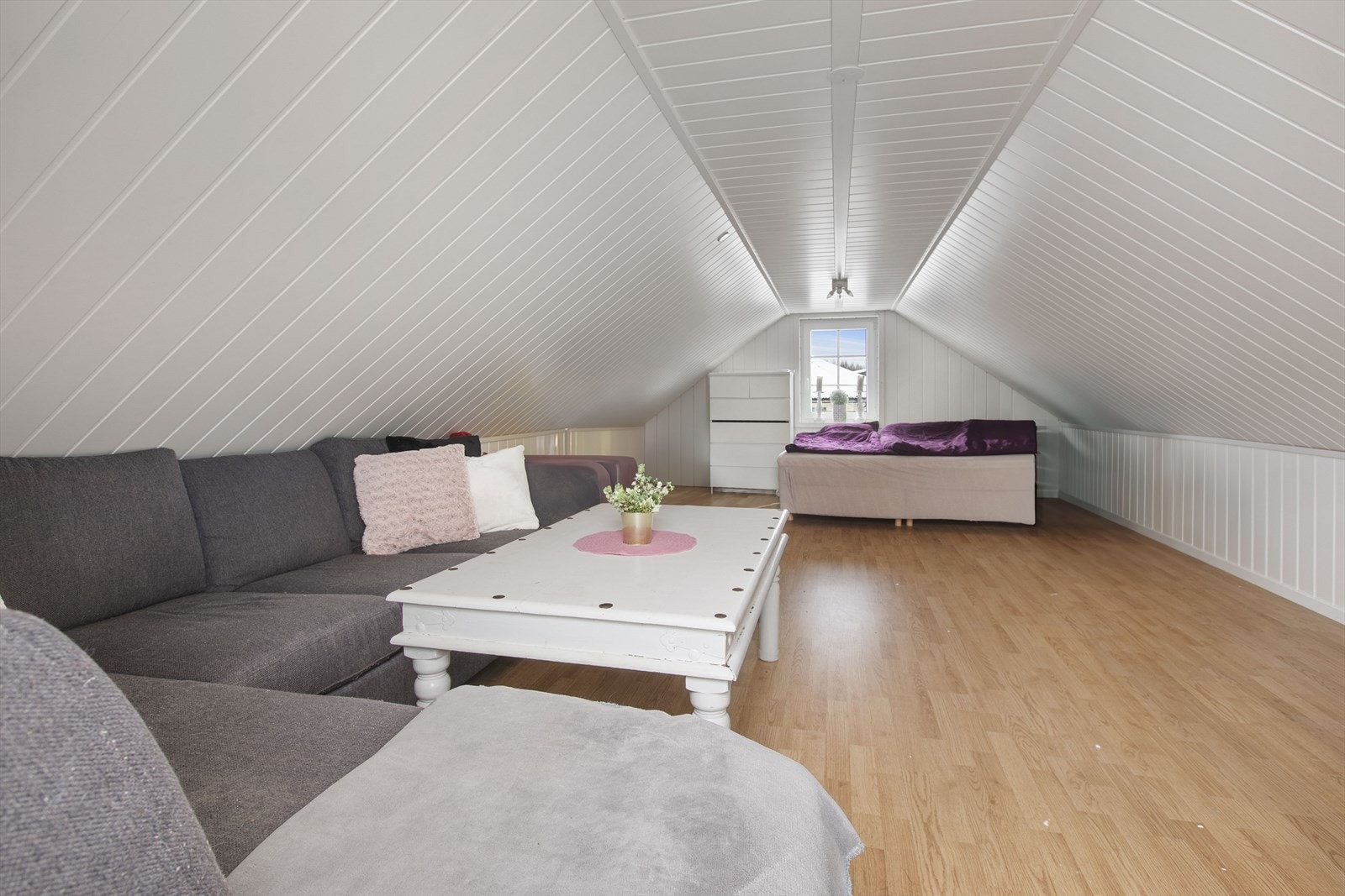 Loftet til garasjen byr på gode lagringsmuligheter. Galleribilde