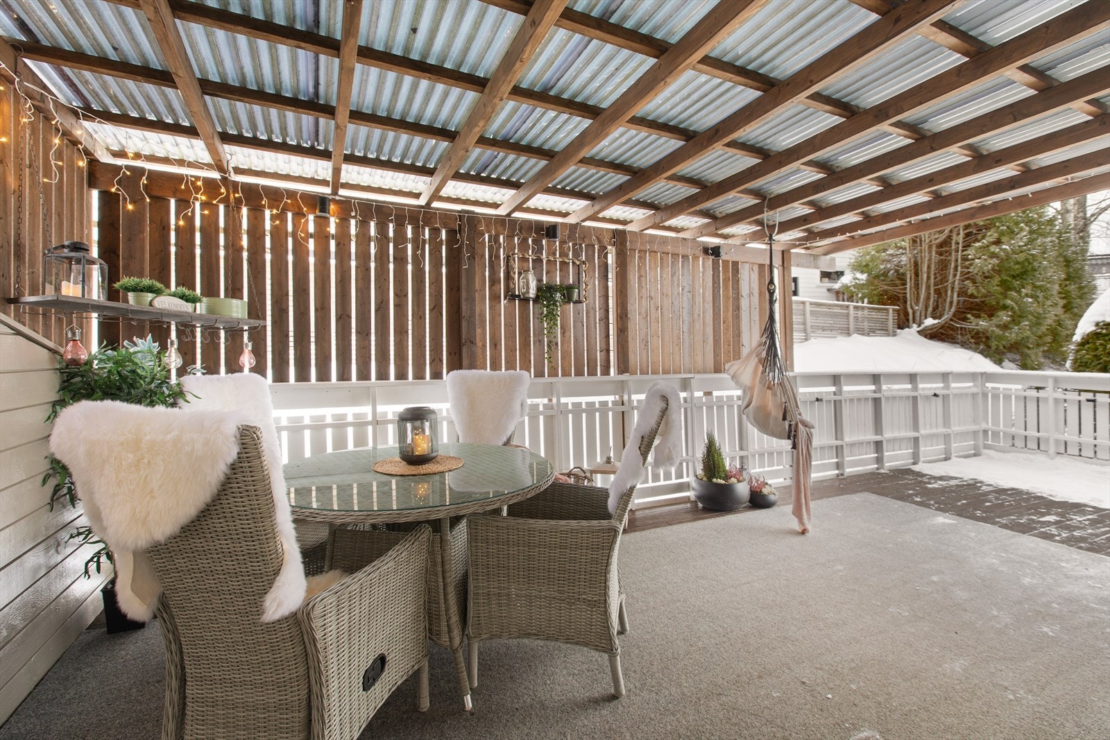 Boligen har flotte uteplasser på begge sider, med et samlet areal på 39 m². Galleribilde