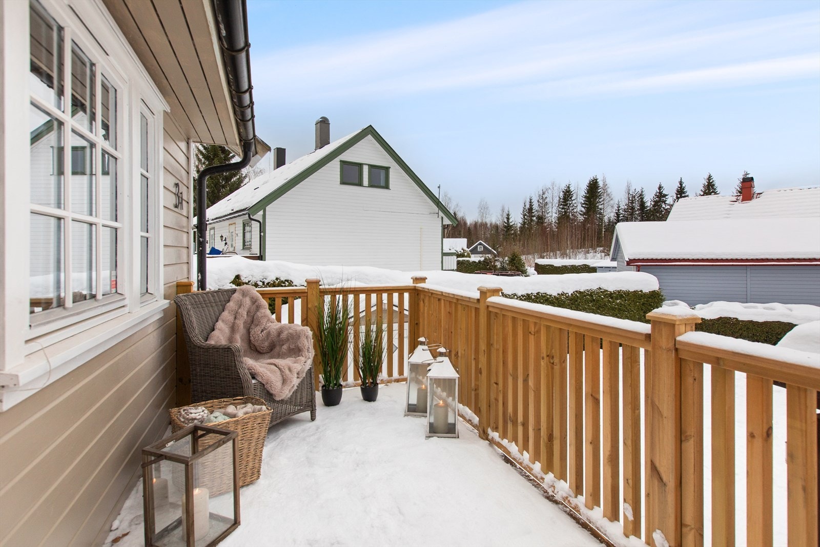 Den vestvendte balkongen utvider det sosiale arealet på varme dager. Galleribilde