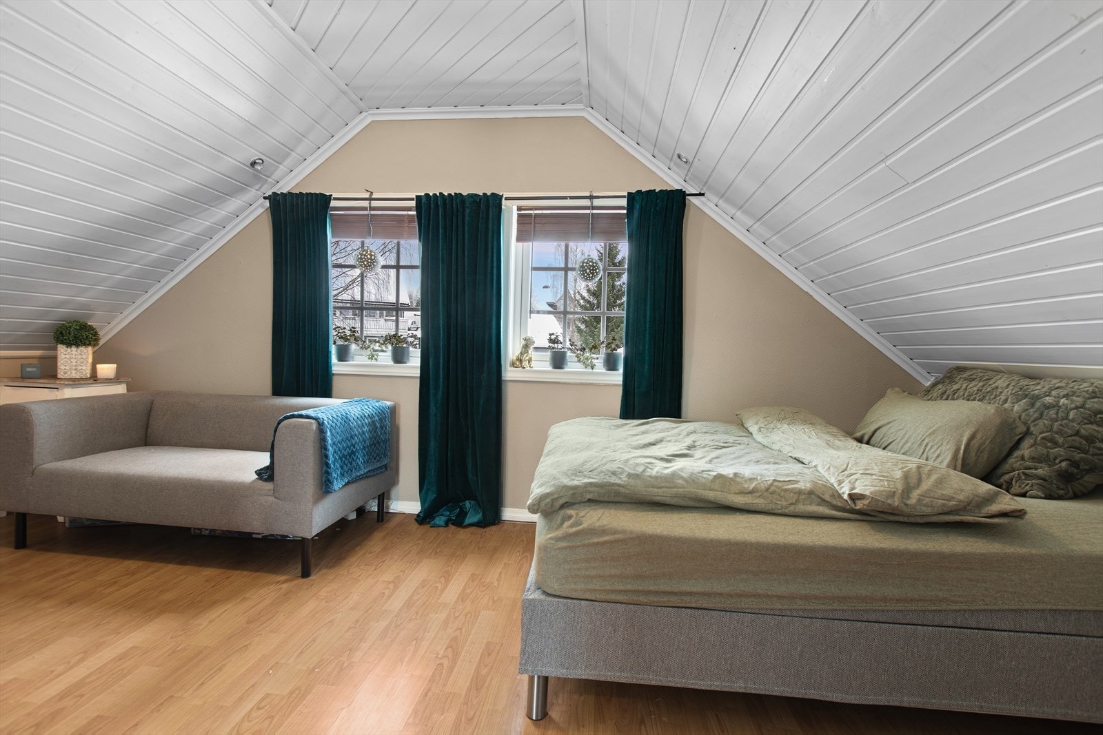 Det innredede rommet på loftet er romslig og har en lun atmosfære med skråtak. Galleribilde