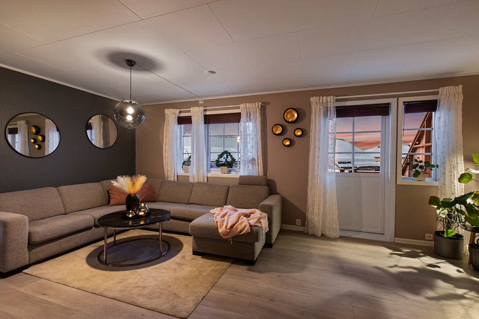 Balkongdøren utvider stuen og slipper kveldslyset inn. Galleribilde