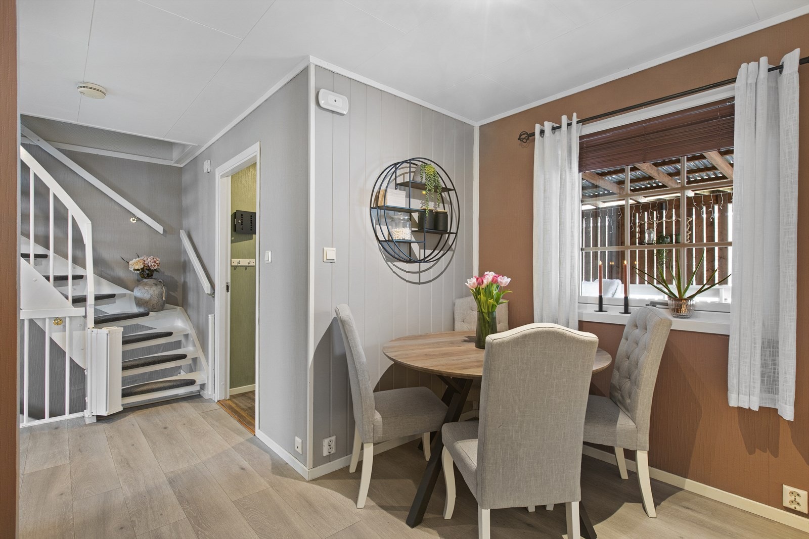 Kjøkkenet har en hyggelig spiseplass ved vinduet. Galleribilde