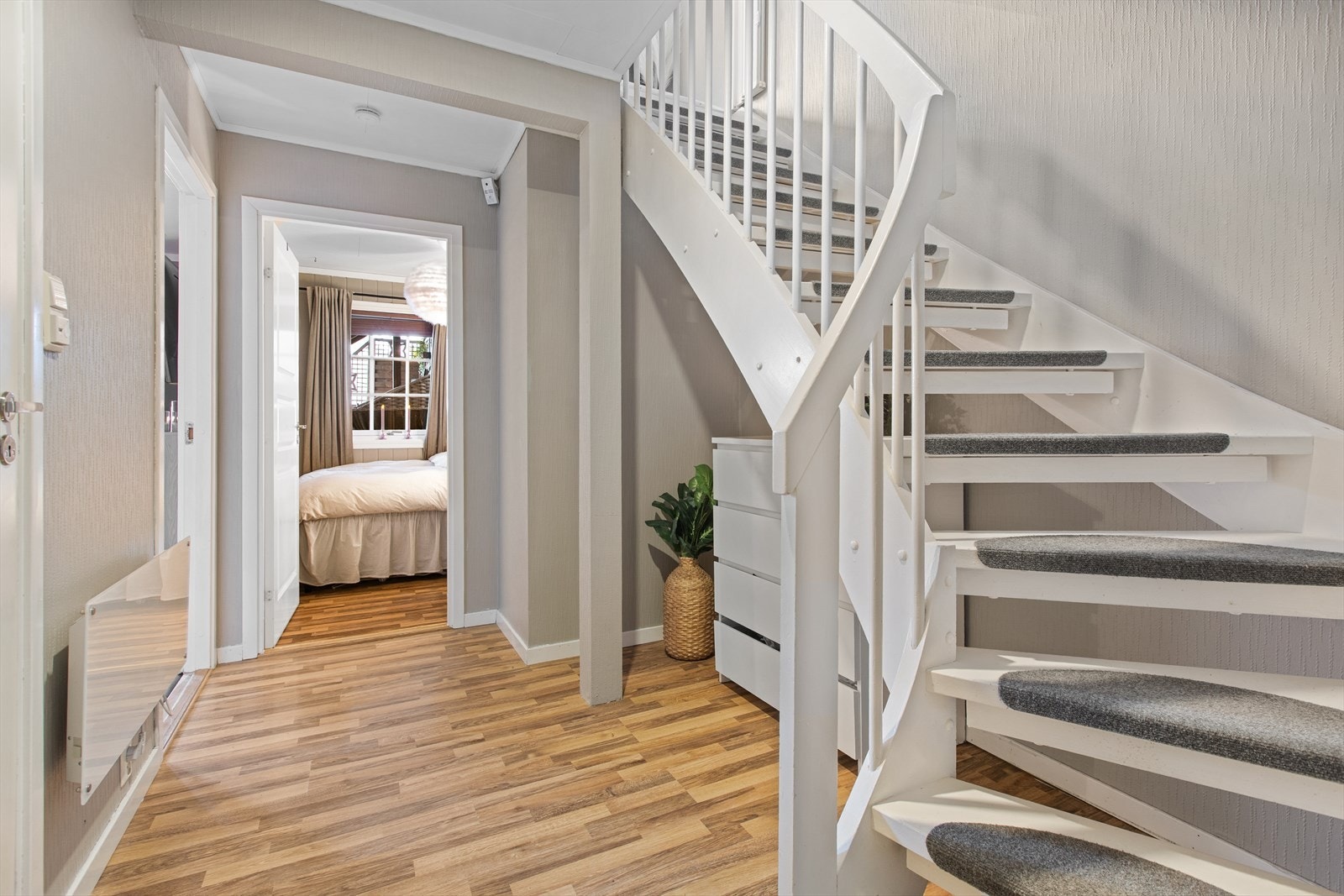 Trappegangen i underetasjen har adkomst til etasjens rom. Galleribilde