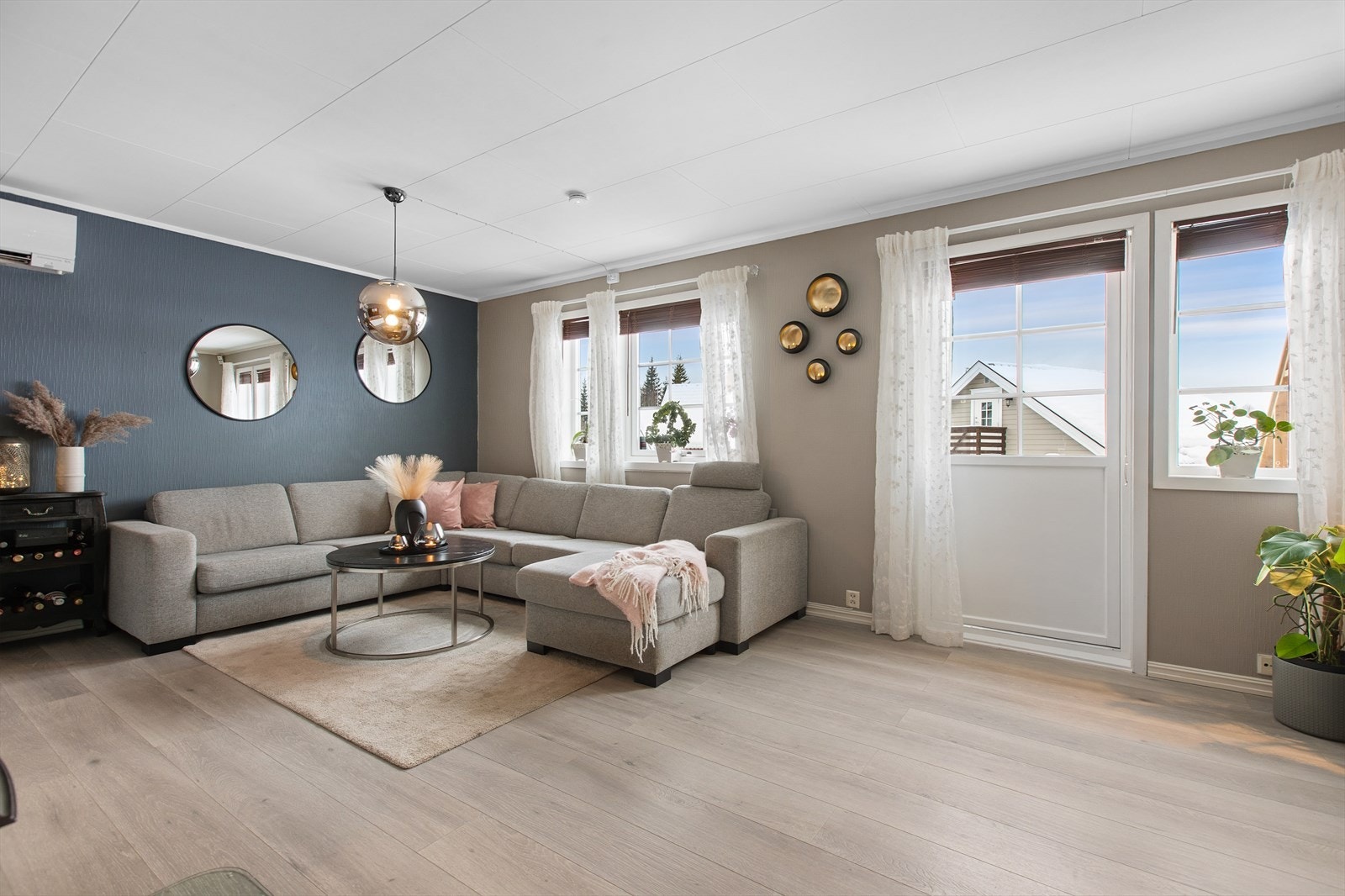 Stuen er et romslig oppholdsrom med plass til en større sofagruppe. Galleribilde