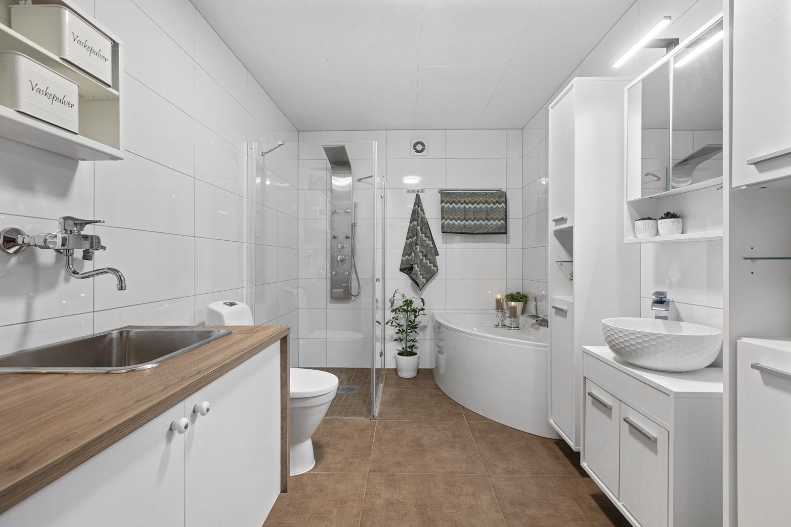 Badet i underetasjen ble oppgradert i 2018 og er utstyrt med både badekar og dusjhjørne. Galleribilde