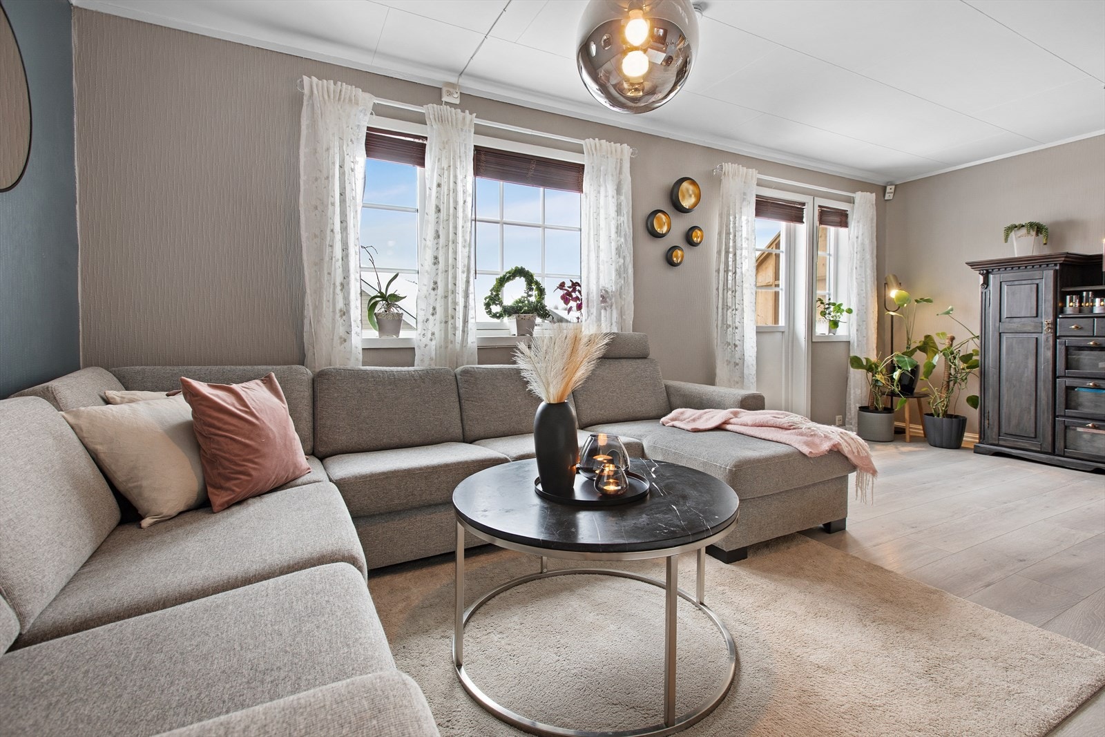 De store vindusflatene gir rikelig med naturlig lys. Galleribilde