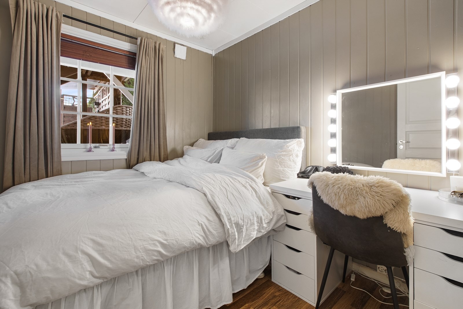 Det andre soverommet i underetasjen er også malt i tidsriktige farger. Galleribilde