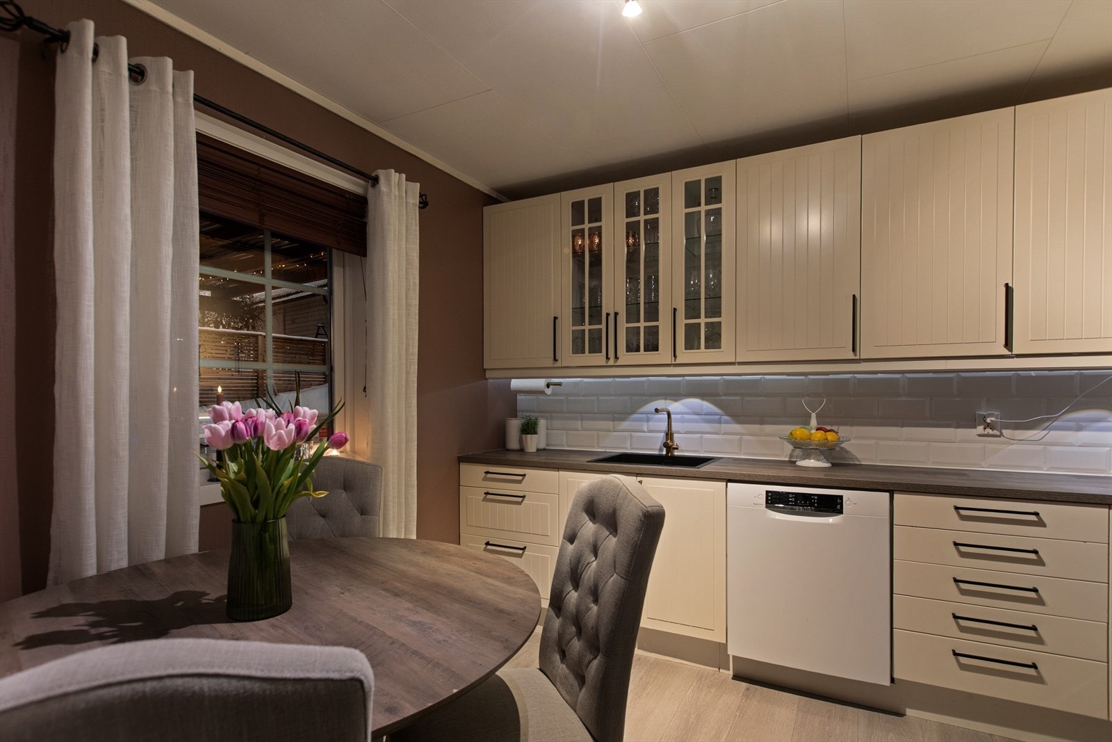 Flisene på kjøkkenet, benkeplaten, kum og vask er byttet i 2025. Galleribilde