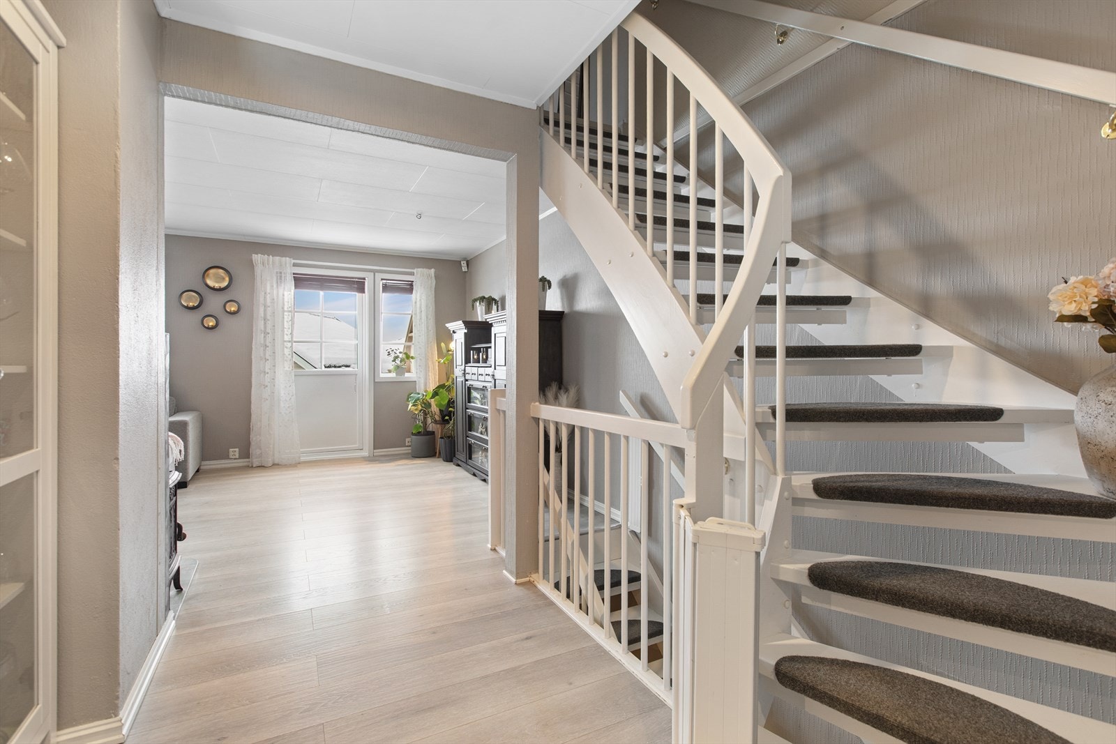 Fra stuen er det direkte utgang til en vestvendt balkong. Galleribilde