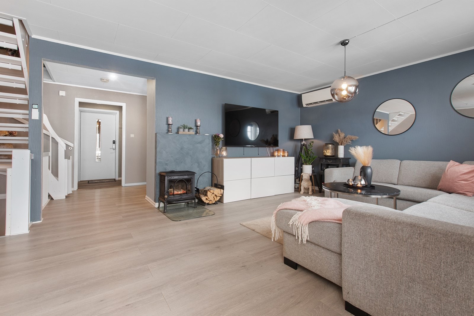 Et ildsted og en Mitsubishi varmepumpe fra 2016 sørger for effektiv oppvarming. Galleribilde