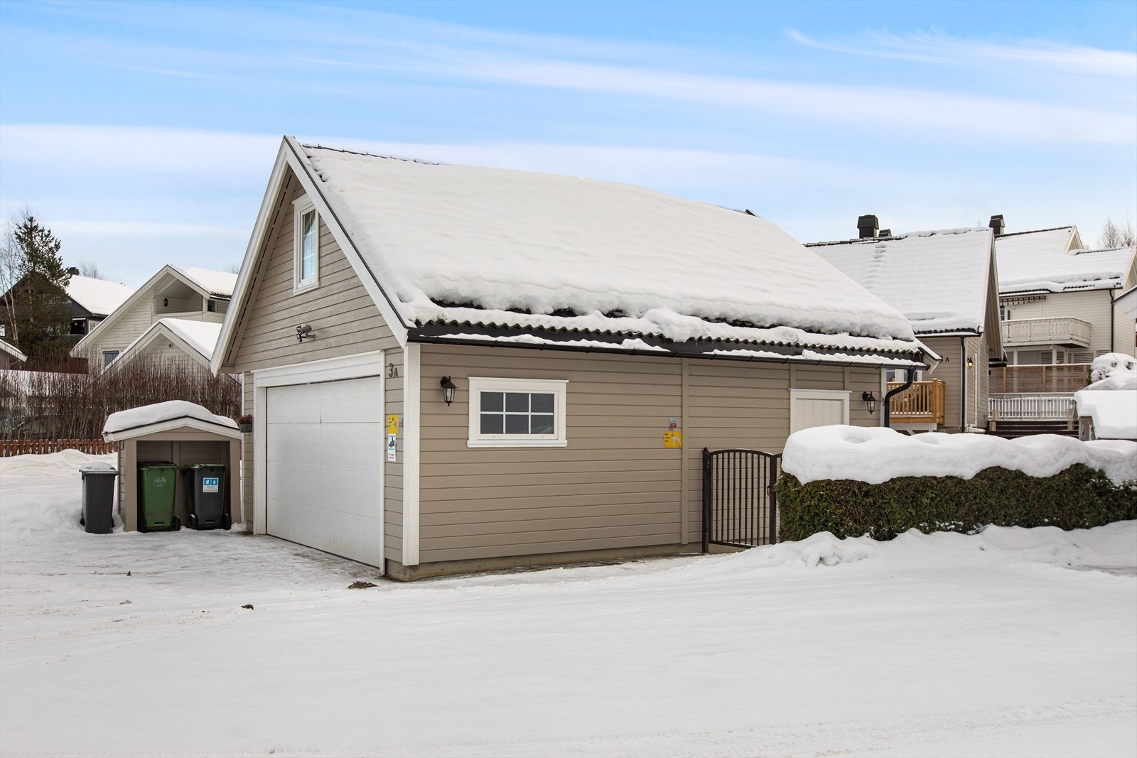 Til boligen hører en stor dobbelgarasje med automatisk port og innredet loft. Innredningen av loftet gjør garasjen søknadspliktig, og dette er ikke søkt eller godkjent hos kommunen. Galleribilde