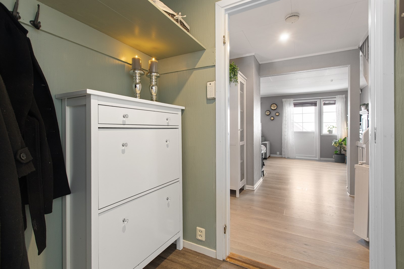 Fra gangen er det en åpen og lys passasje videre inn mot boligens oppholdsrom. Galleribilde