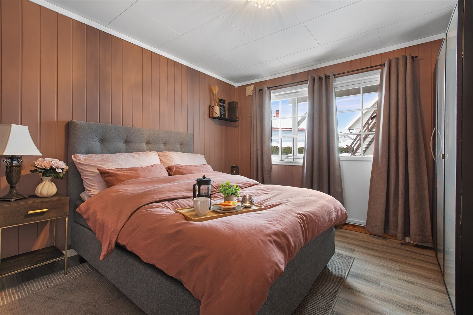 Trivelig soverom med plass til dobbeltseng og garderobeløsning. Gulv byttet i 2019. Galleribilde