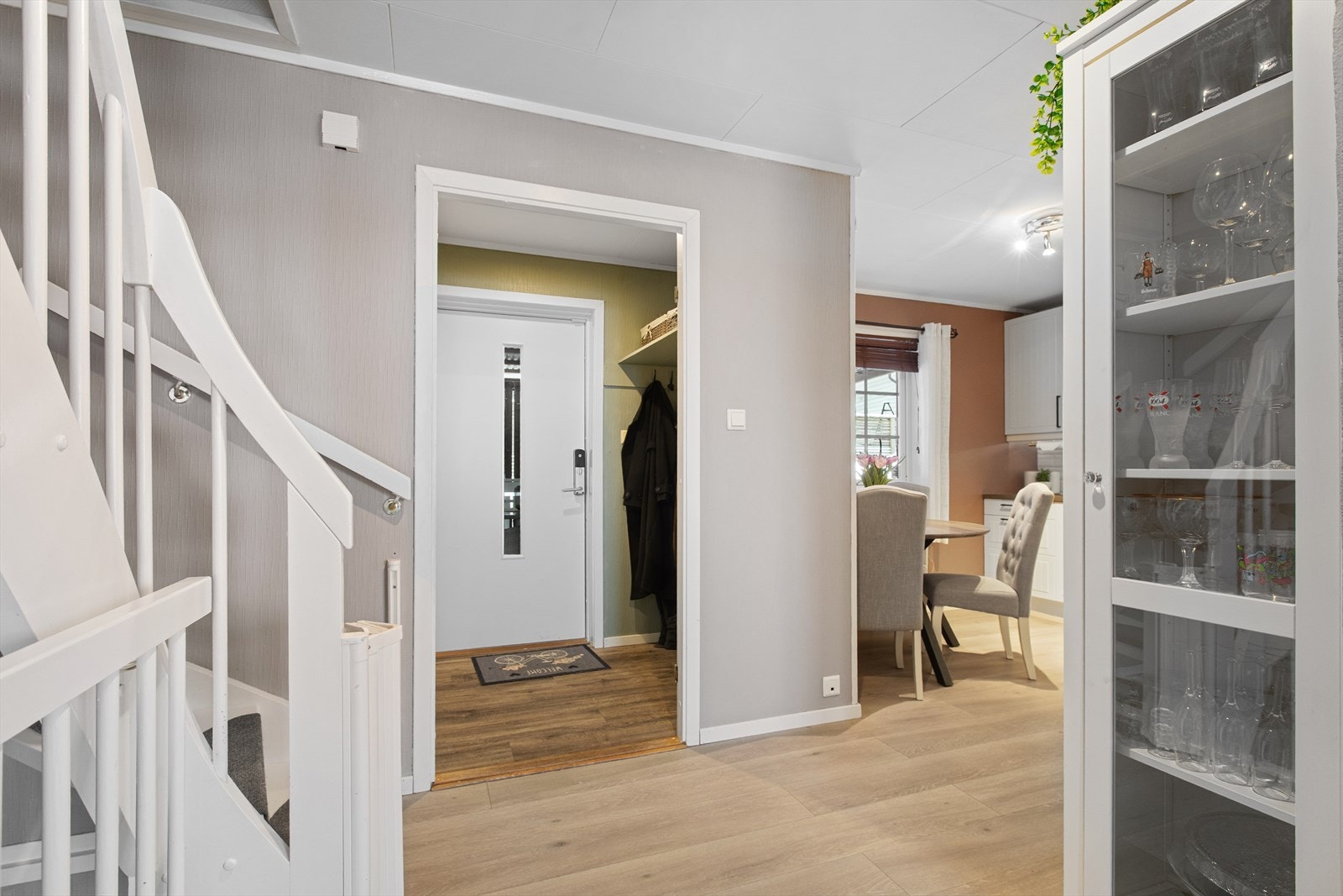 Trapperommet binder etasjene sammen og skiller de sosiale sonene fra de private. Galleribilde