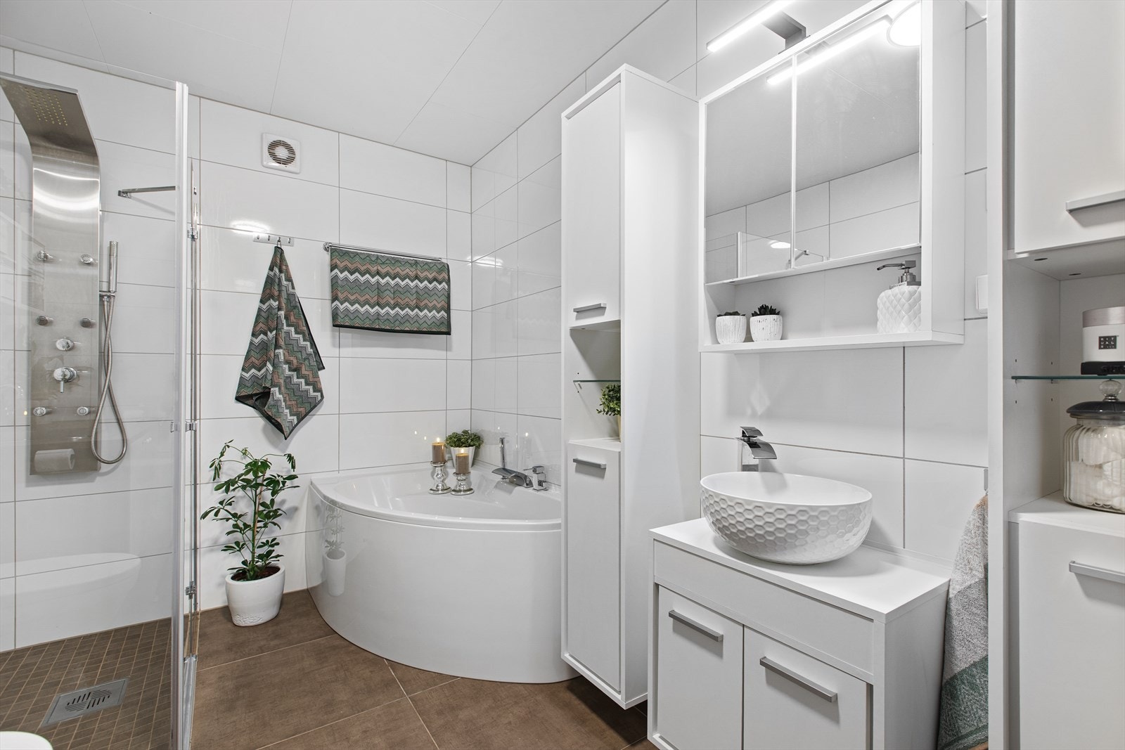 Helhetlig innredning med servantskap og god oppbevaringsplass. Galleribilde