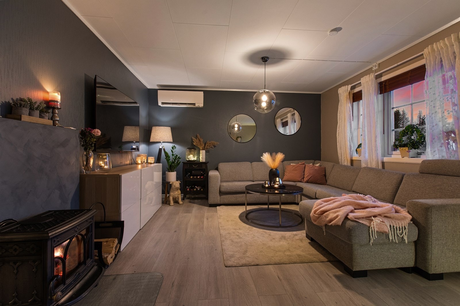 Kveldsstemning i stuen med varme fra ildstedet. Galleribilde