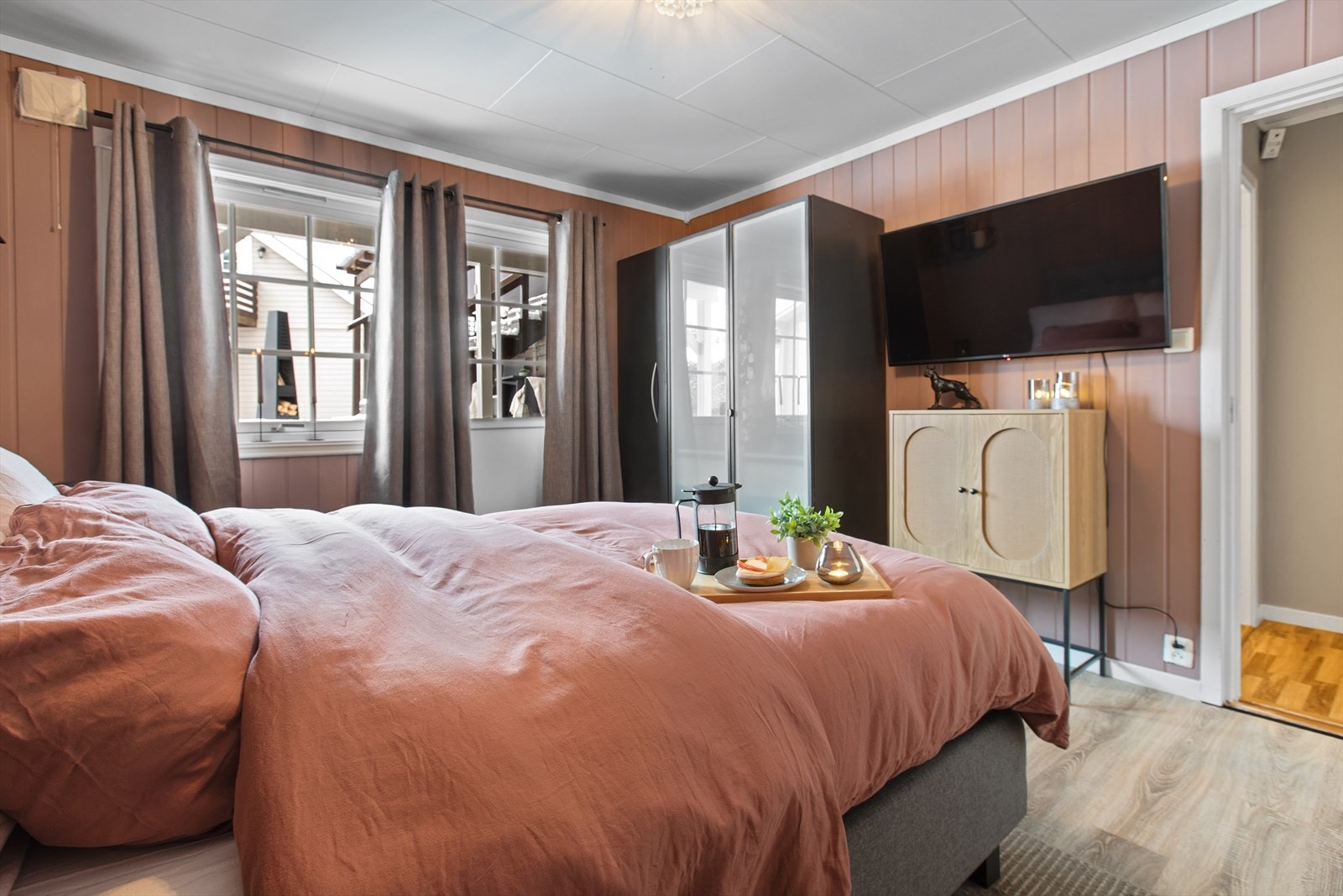 Fra dette soverommet er det direkte utgang til terrasse og hage. Galleribilde