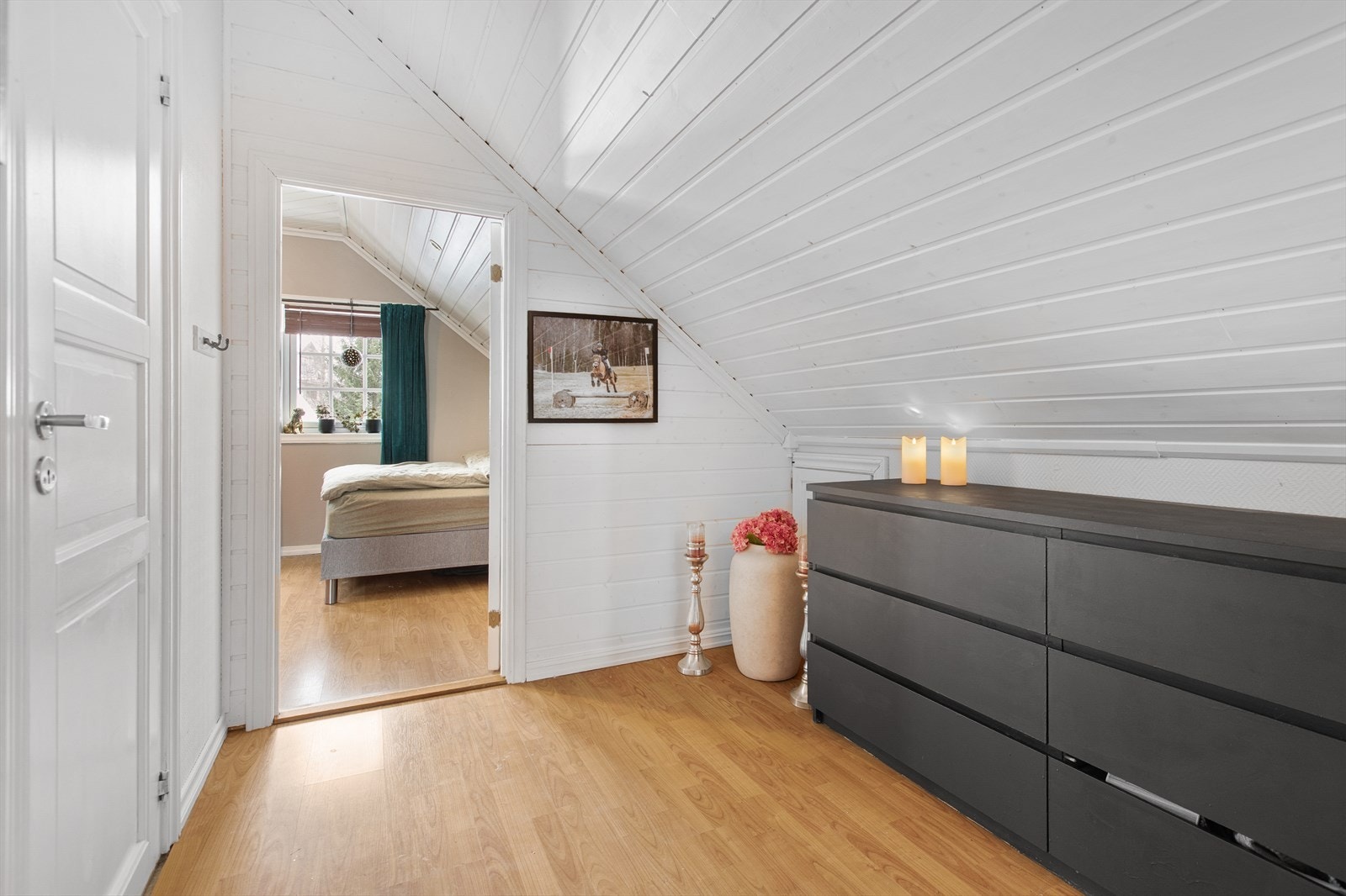 Gangen på loftet har hvitmalte, profilerte dører. Galleribilde