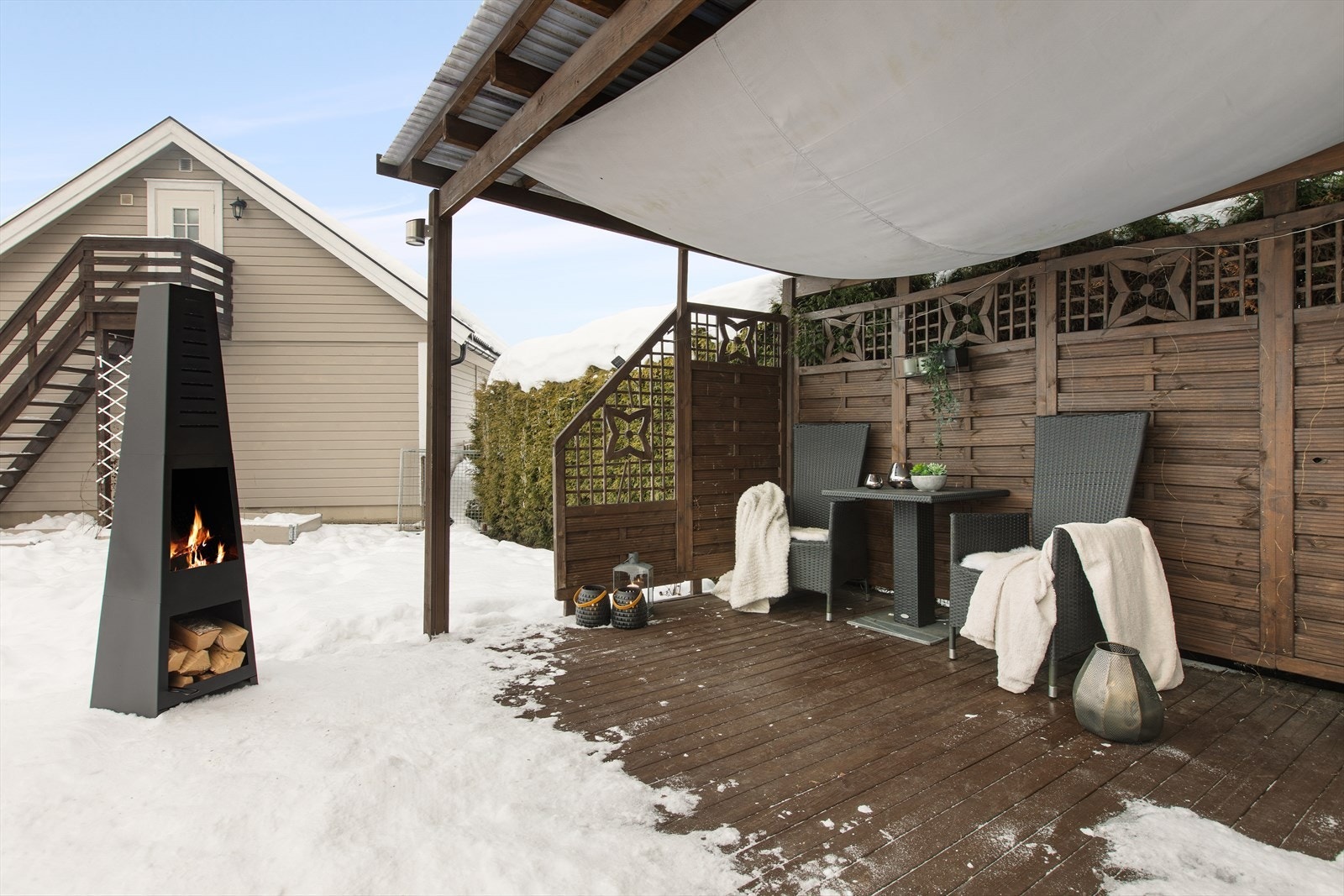 Fra hagen er det utgang til en skjermet platting med pergola. Galleribilde