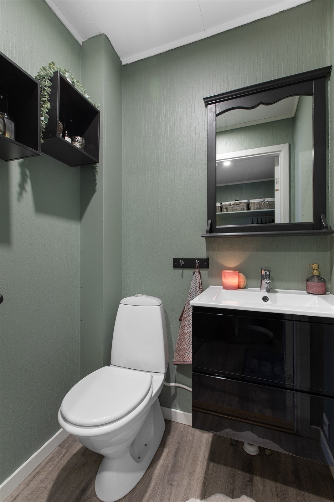 Praktisk toalettrom i første etasje, innredet med servant med underskap. Galleribilde