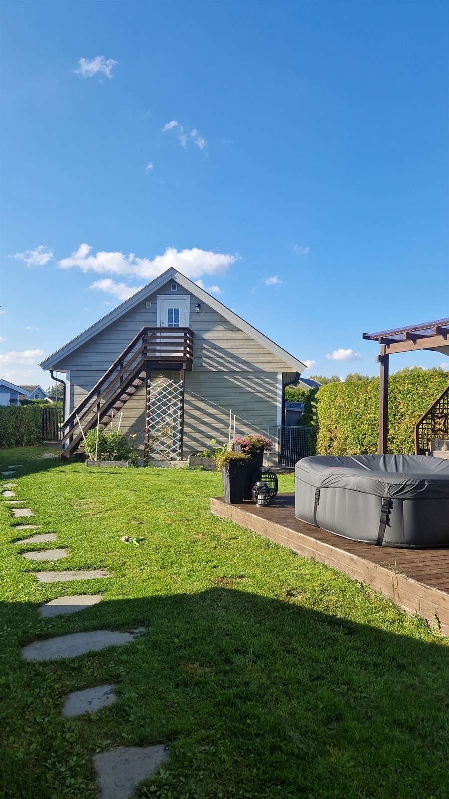 Garasjeloftet har egen adkomst via trapp på baksiden. Galleribilde