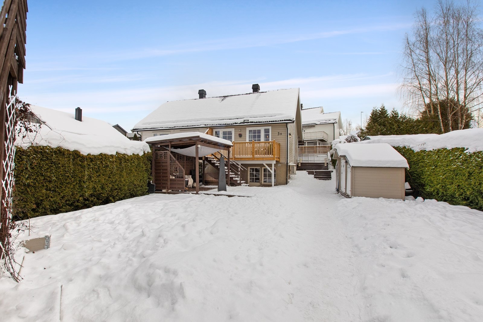 Eiendommen ligger sentralt til med kort vei til Dal stasjon for enkel pendling. Galleribilde