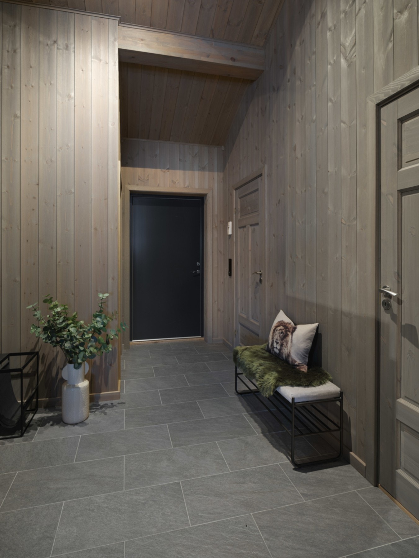 Romslig hall med blant annet plass til sittebenk. Galleribilde