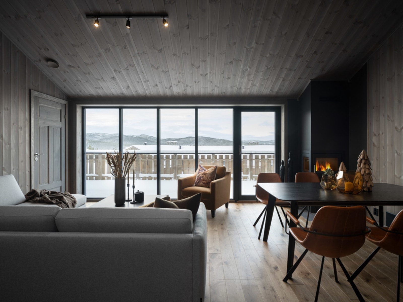 Lys og romslig stue og spisestue med åpen løsning mot kjøkken. Galleribilde