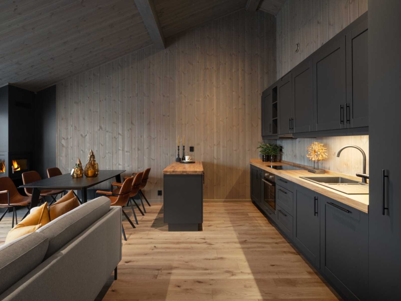 God takhøyde og mange store vinduer som gir rikelig med lysinnslipp. Galleribilde