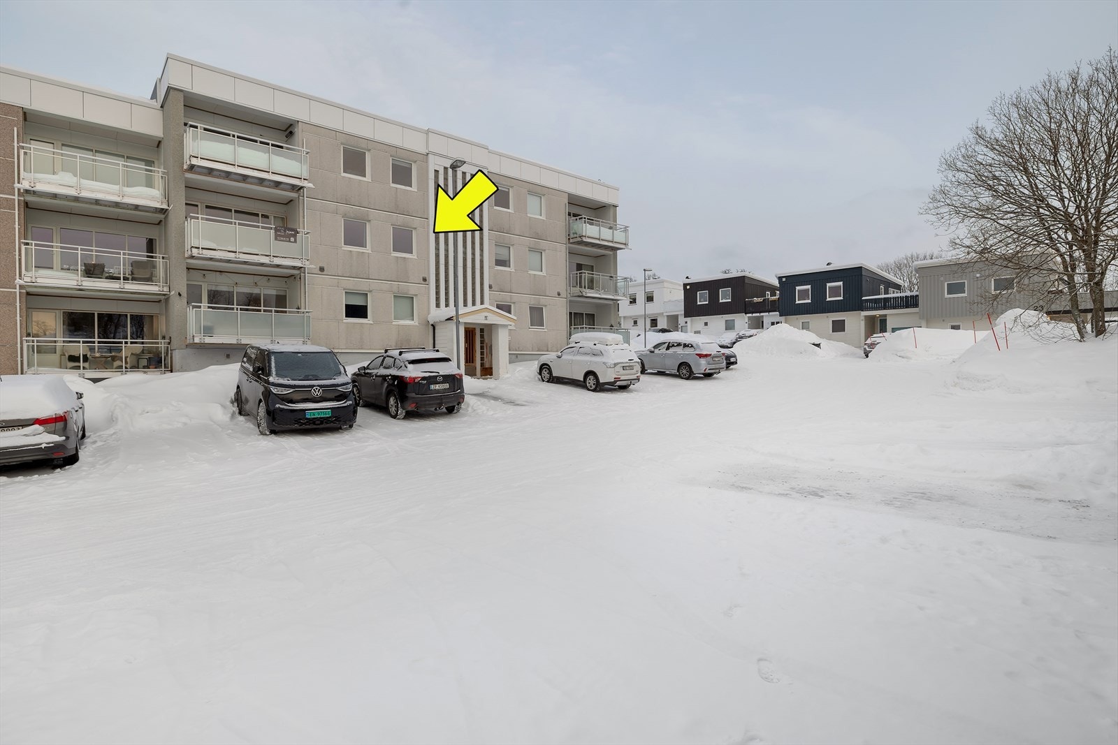 Leiligheten ligger i 2 etasje av bygget. Parkering rett foran bygget. Galleribilde